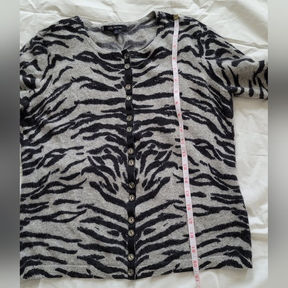 Anne Klein 100% Cashmere Gray black Zebra Print Sweater Size M - Picture 9 of 9